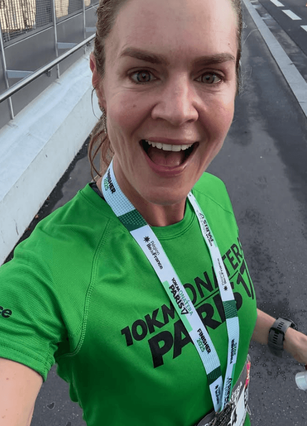 10KM Paris 17e - 42'56 🚀👵🏼 Un énorme chrono pour mon anniversaire de 44 ans !! 2e de ma catégorie 🥈Je n'en reviens pas !! Plus vieille et plus rapide :) Je suis tellement contente ! C'est au delà de toutes mes espérances je partais pour 44 ou 43 minutes serrées…
🫶 Aucun mystère : la muscu, les cardios fractionnés, et la technique de running. L'alimentation non inflammatoire et le moins d'alcool possible. J'applique tout ce que je dis dans l'Experience Club et ça marche de fou !!!
Progresser fortement après 40 ans : c'est possible!
🏃‍♀️ J'ai aussi pris le service de pacer @paceme__ et je vous le recommande +++ Gatien m'a parlé pendant toute la course et à aucun moment je n'ai pu penser à négocier avec mon cerveau.
🔆 Un énorme respect pour Tom Q qui a couru en poussant Baptiste en fauteuil en 43 min !!!! Trop fière d'être ton amie et que tu puisses être un tel modèle pour mon fils.
🧑‍🧒 Mon fils qui a quand même mis 39' !! Pour son 1er 10K il a 15 ans 😱
Et trop génial d'avoir vu l'une des membres fondatrices de l'Experience Club @marianne_run_drive ❣️
Bref : mission accomplie pour 2025.
Place au sub 42' alors :)
#run #running #10k
